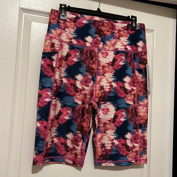 NWT NINE WEST WOMEN'S ACTIVE ROSES BIKE SHORTS - Picture 1 of 11